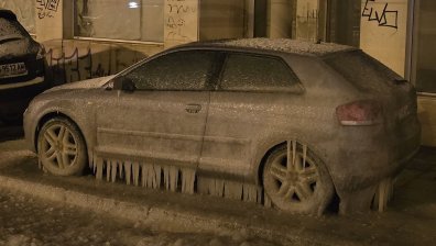 Коли в "ледена броня" в София: Шофьори споделят зимни неволи (+ СНИМКИ)
