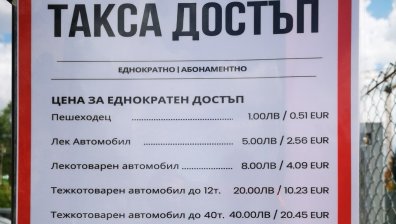 Фирма поставила такса достъп за общинска улица в Божурище