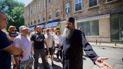 Граждани излязоха на протест в подкрепа на архимандрит Никанор (СНИМКИ)