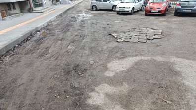 След ремонт в София: Недовършен участък, дупки и опасност за пешеходците