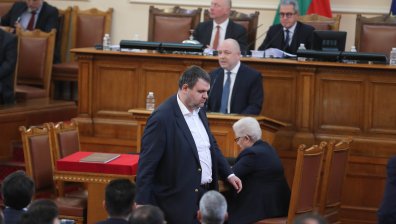 Пеевски дойде в НС и подкрепи Габровски: Всичко е компромис в името на хората
