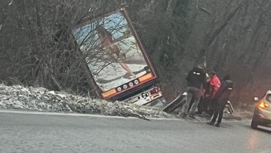 Турски шофьор загина след удар в спрял камион на АМ "Марица"