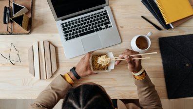 Ето защо не трябва да обядваме на бюрото си