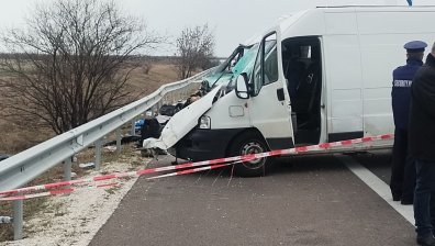 Издирват шофьора на катастрофиралия на "Тракия"&nbsp;бус с мигранти