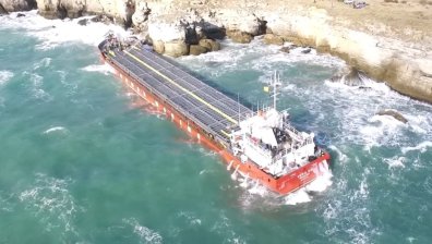 Сагата със заседналия кораб е към своя край