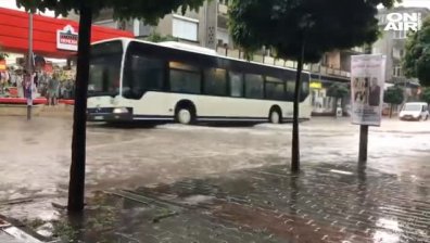 Порои наводниха улици в Пазарджик и Велико Търново