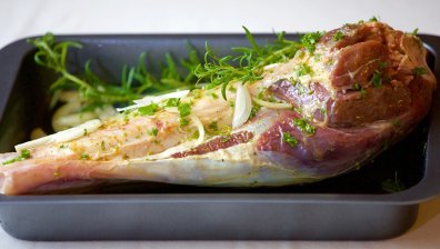 Как да приготвим агнешки бут с розмарин за Великден?