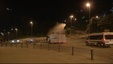 Турската полиция арестува масово блогъри (видео)