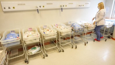 Скок в раждаемостта: Средно по 10 бебета дневно проплакват в "Майчин дом"