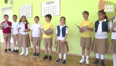 Нетрадиционен 24 май - второкласници поздравиха с изпълнение на "Рибния буквар"