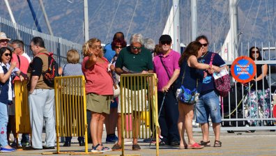 Полицейският час в Миконос гони туристите от острова