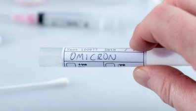 Учени прогнозират рязък спад на заразените с Омикрон във Великобритания и САЩ