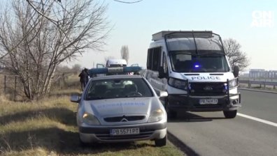 Съдът решава дали да остави в ареста полицая с кредити, който извозва мигранти