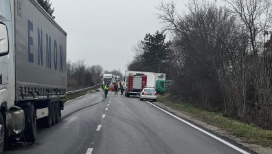ТИР блъсна патрулка, спряла заради катастрофата край село Балван