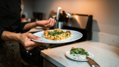 Идея за вкусен обяд: Ризото с печено пиле, карамелизиран лук и вино