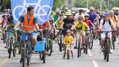 Стотици колоездачи отбелязаха Световния ден на велосипеда в София