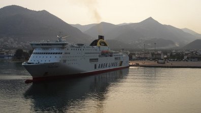 Ферибот се запали в Игуменица, стигна се до евакуация на пътници  