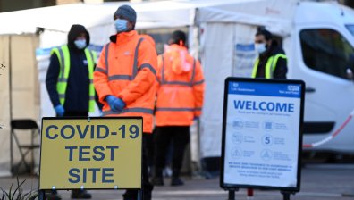 Ковид-19 се връща на Острова - ходят без маски и "зелен сертификат", влизат навсякъде