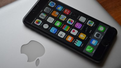 Акциите на Apple паднаха, търсенето в Китай се сви