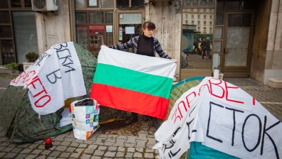 Медицинските сестри отново опънаха палатки пред Министерството на здравеопазването	