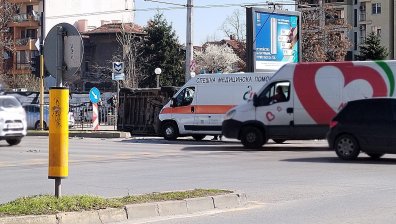 Линейка се обърна след катастрофа на натоварено кръстовище в София
