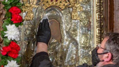 Пламъкът от Благодатния огън се пази в параклиса на Светия синод, молим се за мир