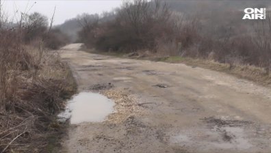 Погранично село без път