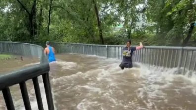 Порои прекъснаха полумаратон и потопиха автомобили в САЩ (+ВИДЕО)