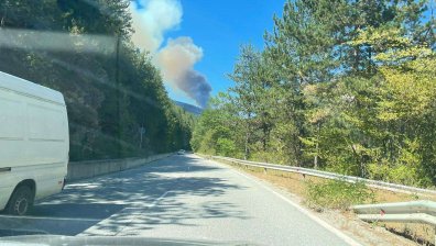 Продължава борбата с огъня край Чепеларе, включват още 2 хеликоптера