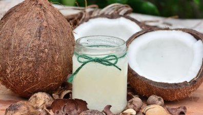 Кокосовото масло на помощ в борбата с пърхота