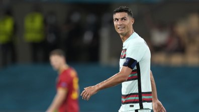 Футболна легенда се подигра на Кристиано: Колко бележи от фал Роналдо? Един от 50?