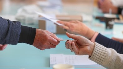 Вместо бюлетини - от чували проверяващите вадили ножици и запалки