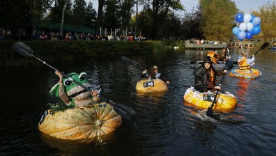 Гигантски тикви вместо лодки: Забавна надпревара в Москва (СНИМКИ)