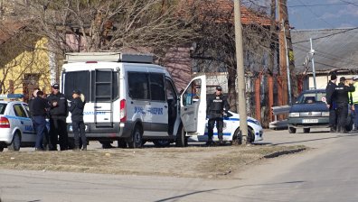Спецакция в Кюстендил: Шестима души от ромски кланове са задържани