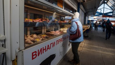 Гърците масово на пазар в България - вече не за дрехи, а за евтина храна и горива