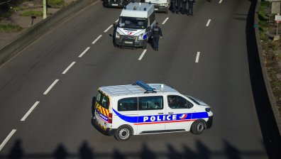 Ковид протестите не спират, колона от 300 коли блокира френския град Лил