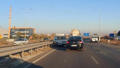 Катастрофа на пътя Асеновград - Пловдив предизвика задръстване