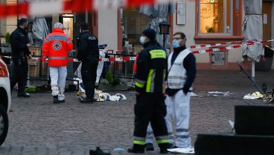 Дете е сред загиналите при врязването на кола в пешеходна зона в Трир