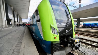 Българските железници представиха първия от новите електрически влакове на "Шкода" (СНИМКИ)