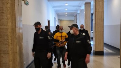 Оставиха в ареста агресивния индиец от самолета, буйствал е и в съдебната зала