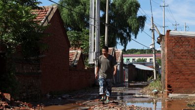 Над 60 жертви на екстремните валежи и наводнения в Китай