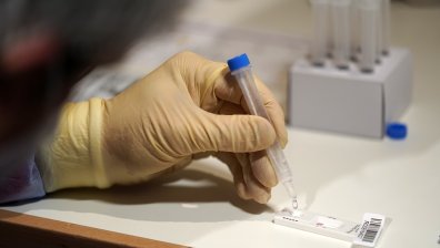 Изследване: Възрастните хора по-често се заразяват повторно с Ковид-19