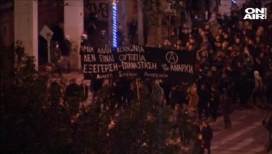 Безредици в Атина, анархисти се биха с полицията