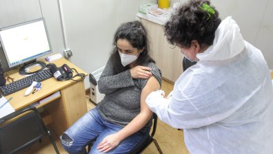 Без страх: Учители от столични школа се ваксинират в РЗИ