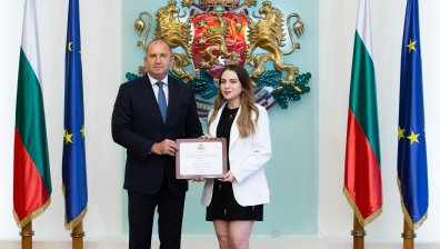 Радев удостои Нургюл Салимова с почетен плакет: Това е успех за цяла България