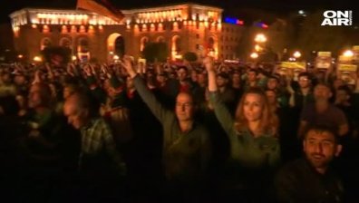 Хаос, протести и неясно бъдеще пред властта в Армения