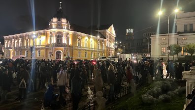 Блокада пред парламента заради хартиената бюлетина, протестиращи скандират "Мафията вън"