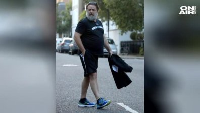Ръсел Кроу с шкембе и дълга брада - от "гладиатор" в Дядо Коледа