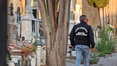 Скромна церемония, много полиция и жълти рози - близки изпратиха боса на "Коза ностра"