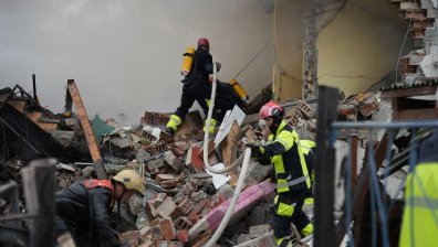 Дежурна пожарна остава през нощта в Банкя след взривa